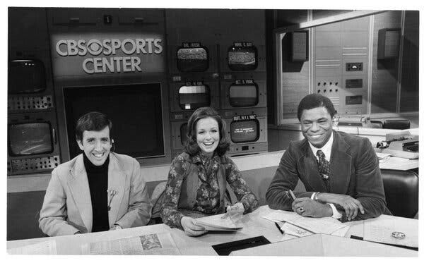 Mr. Cross in 1976 with his “NFL Today” colleagues Brent Musburger and Phyllis George.